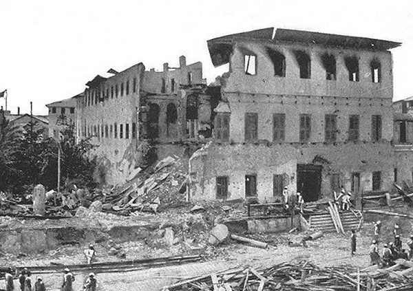 Султанский дворец после артиллерийского обстрела с британских судов