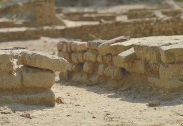 Камни, оставшиеся от древнего города Хараппы в долине Инда
