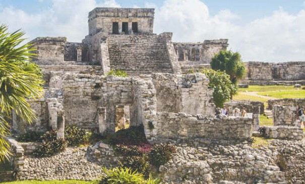 Руины построек майя близ побережья Карибского моря