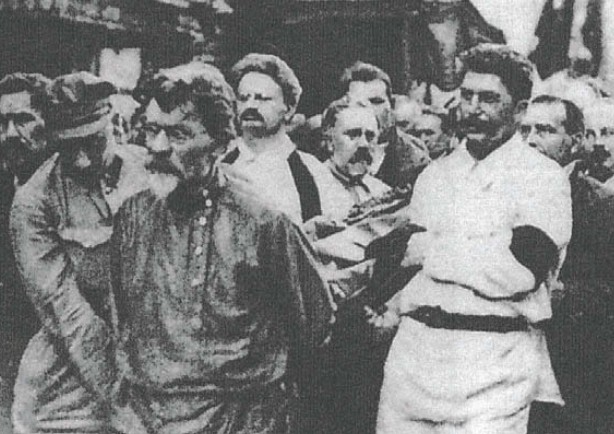 Сталин и Троцкий на похоронах Дзержинского, 1926 г.