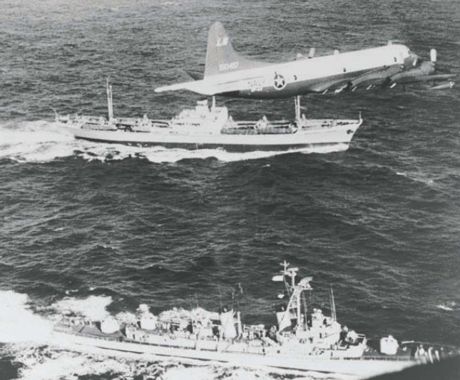 Советский грузовой корабль покидает Кубу с ракетами в сопровождении кораблей ВМС США. Разрешение кризиса, октябрь 1962 г.