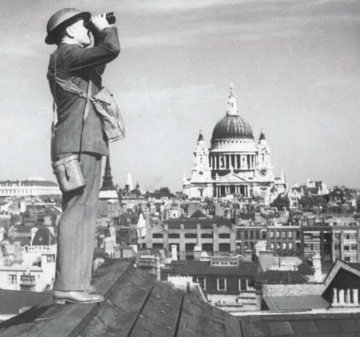 Наблюдатель на лондонской крыше во время битвы за Британию