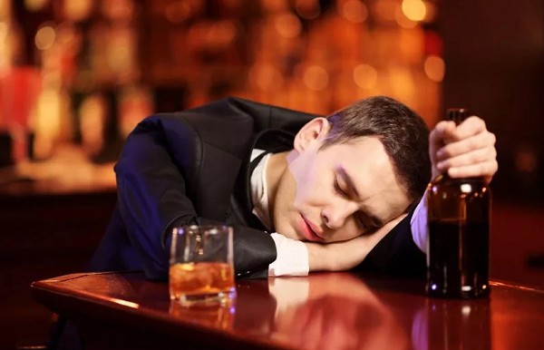 спит в баре