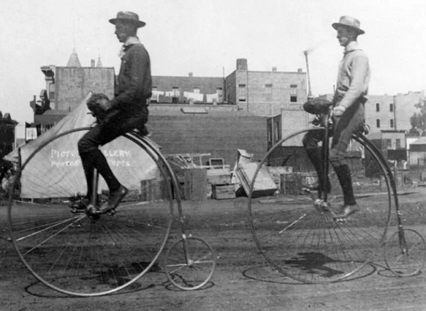 Большеколесный велосипед конца XIX века