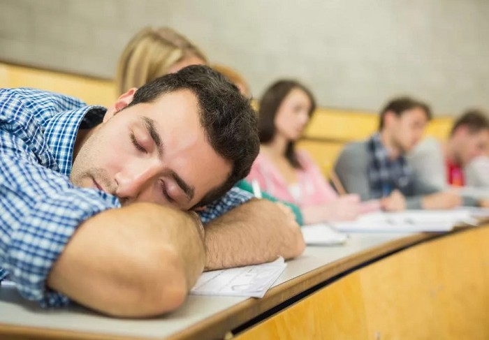 спит на лекции