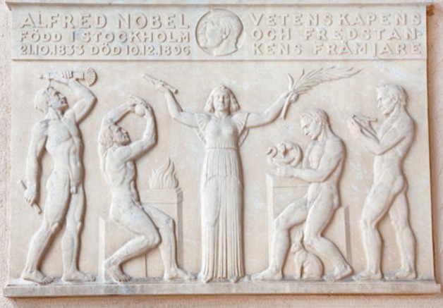 Барельеф в честь Нобеля на стене Стокгольмской ратуши