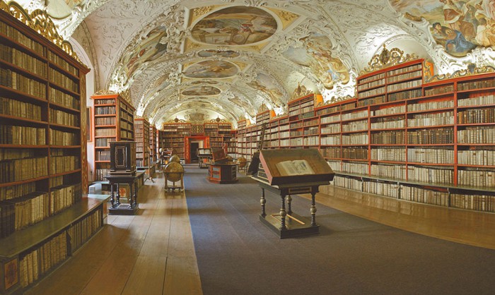 Старинная библиотека в Праге