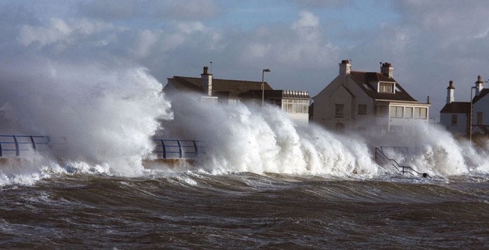Прилив на острове Англси у побережья Уэльса