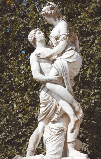 Скульптурная композиция — похищение Елены Парисом