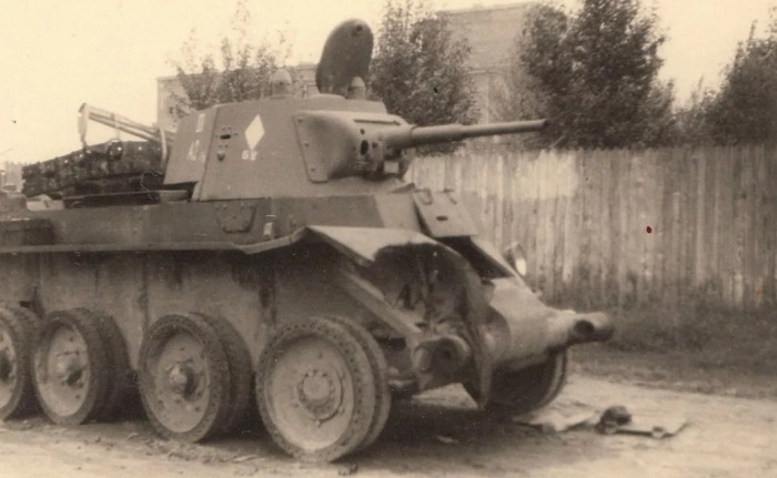 Советский танк БТ-5 без гусениц