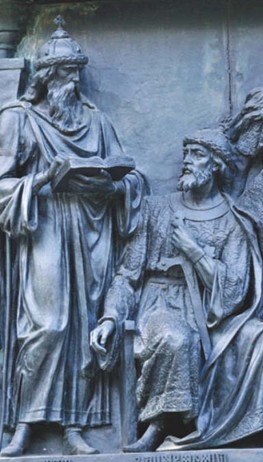 Фрагмент скульптурной группы «Государственные деятели» — статуи Ярослава Мудрого и Владимира Мономаха