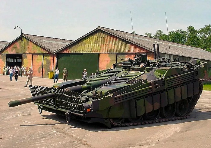 В танке Strv-103