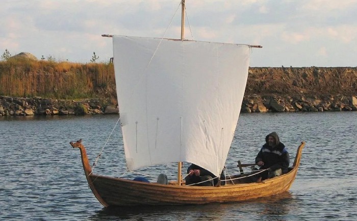 Лодка с обшивкой внахлёст и прямым парусом