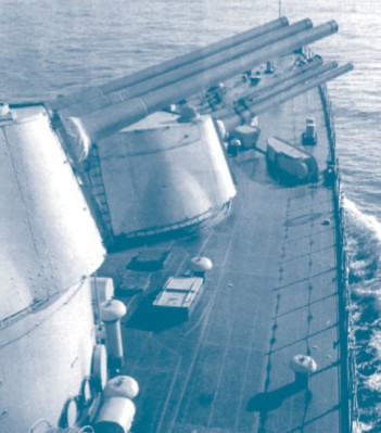 Главный калибр крейсера Киров — трехорудийные башни калибра 180 мм.