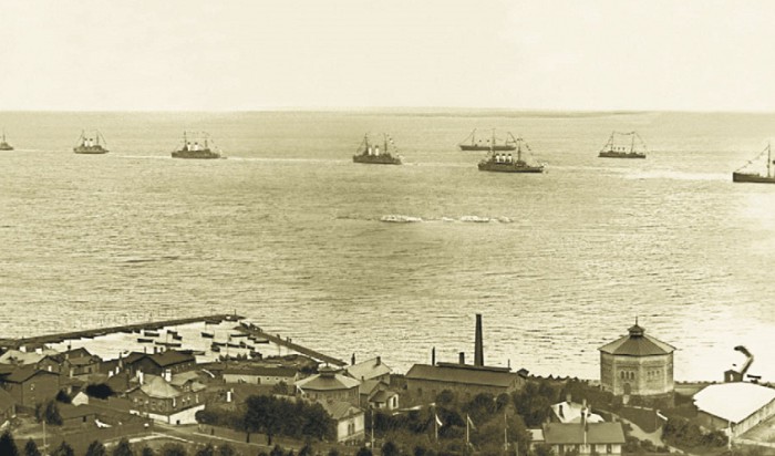 Корабли русской эскадры покидают порт и берут курс на запад