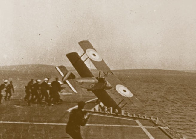 Биплан «Сопвич Пап» падает с палубы британского авианосца