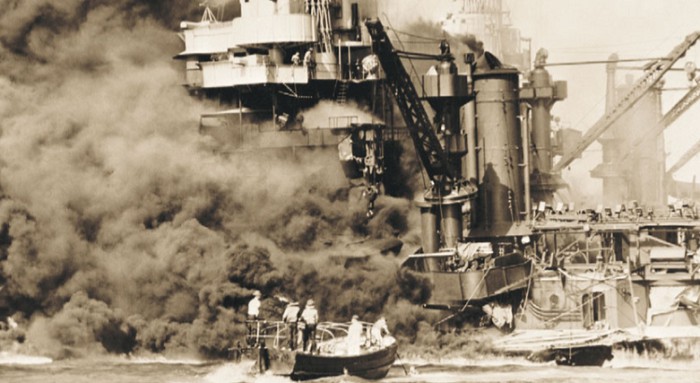 Севший на мель после попадания 6—7 торпед и двух авиабомб и охваченный пожаром линкор «Западная Вирджиния»