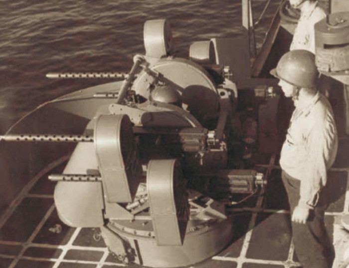 Счетверенная зенитная установка калибра 12,7 мм на борту авианосца «Лексингтон»
