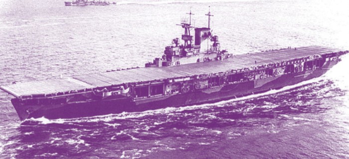 Авианосец «Уосп» на рейде с кораблем сопровождения