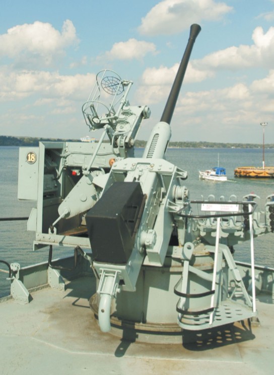 Зенитная установка «Бофорс» калибра 40 мм на борту американского корабля