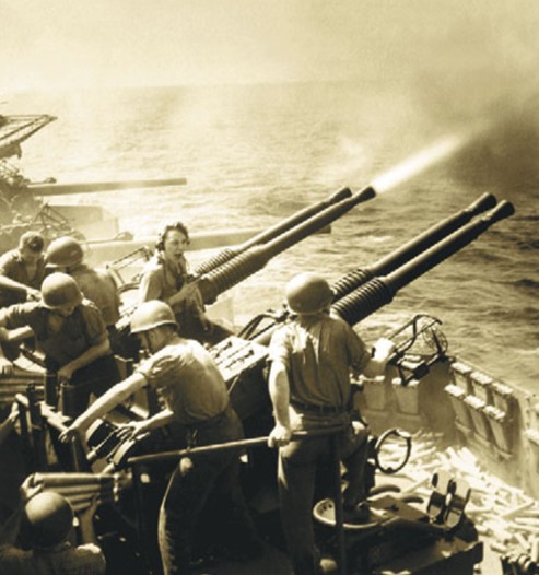 Расчеты 40-мм зенитных орудий авианосца «Хорнет» ведут огонь по воздушным целям