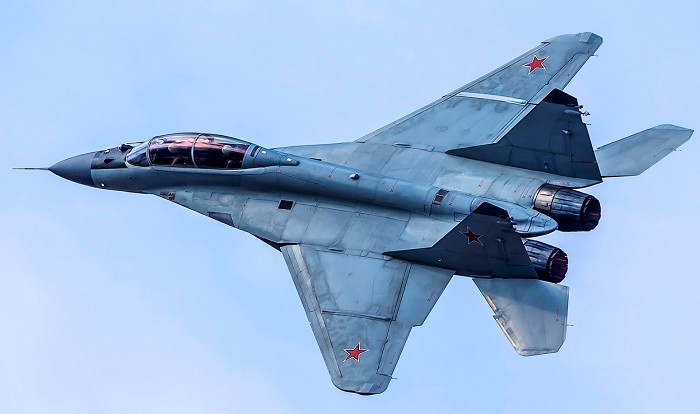 истребитель МиГ-35 выполняет боевой разворот