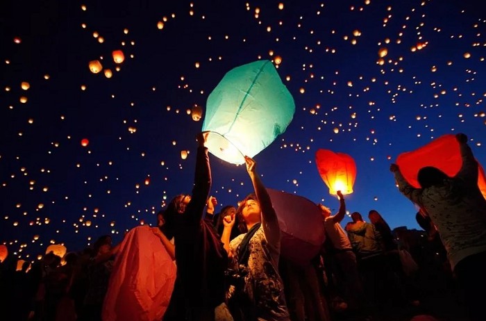 Китайские фонарики в ночном небе