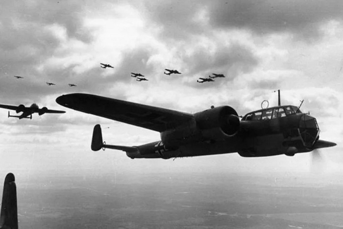 Бомбардировщики «Дорнье Do-17» летят над Францией