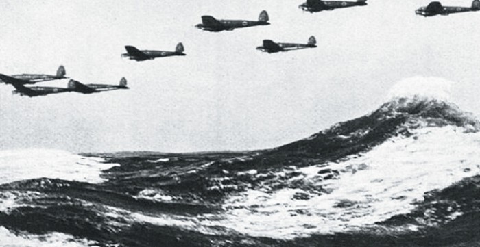 Бомбардировщики He-111 фирмы «Хейнкель» перелетают через Ла-Манш