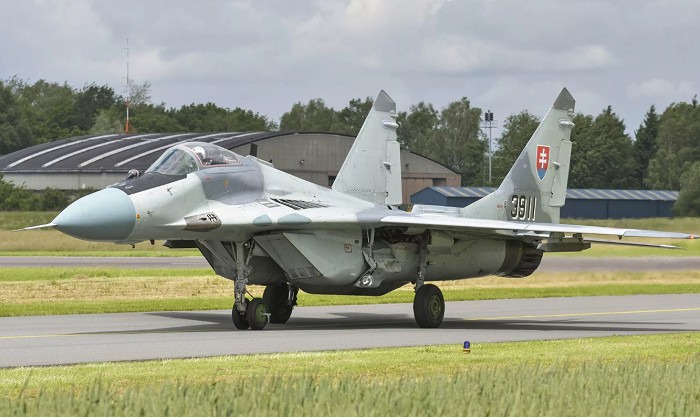 МиГ-29 ВВС Словакии выруливает на ВПП