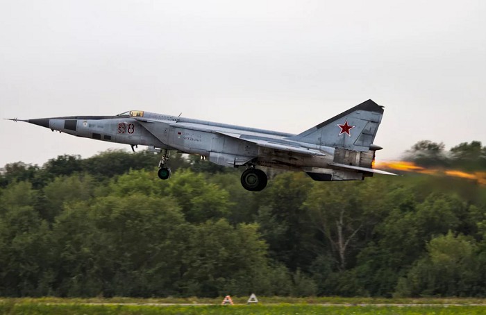 Самолет-разведчик МиГ-25Р