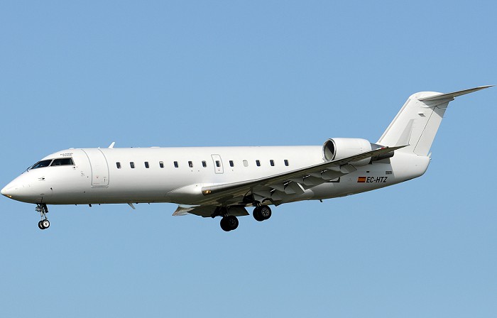 пассажирский самолет CRJ-200