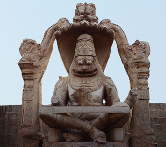 Скульптура бога Вишны. Виджаянагар. Индия