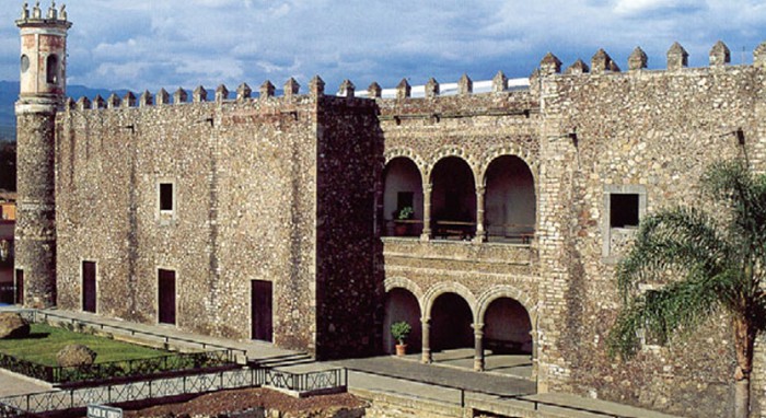 Дворец Кортеса в Мехико. 1533 г. Для его строительства были использованы камни, взятые из развалин пирамид Теночтитлана