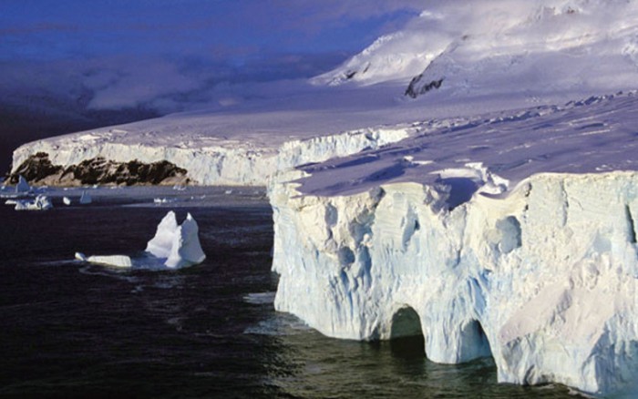 Ледяной барьер шельфового ледника в Антарктиде