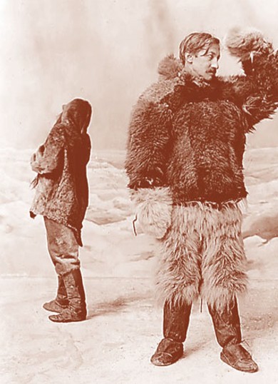 Кук в эскимосской одежде позирует перед фотообъективом