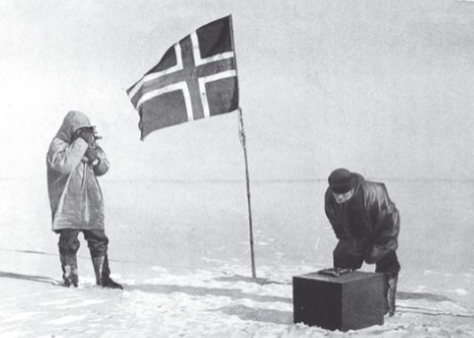 Достигнув полюса, норвежцы подняли флаг и зафиксировали свои географические координаты