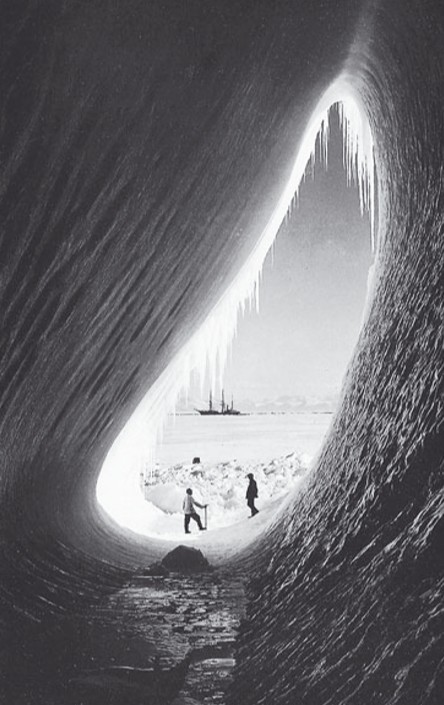 Ледяная пещера в айсберге