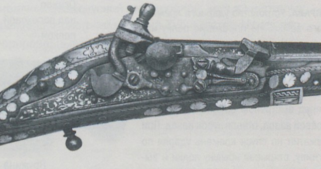 Богато украшенный пистолет XVI в. с ударным искровым замком сложной конструкции
