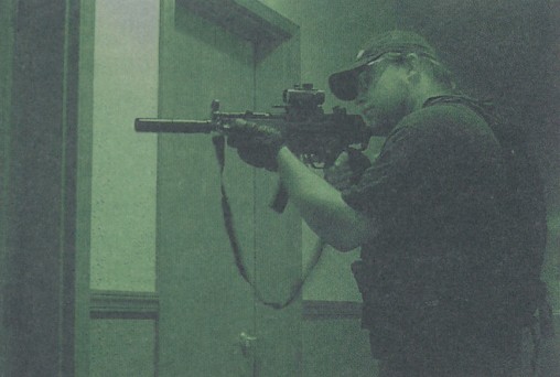 Инфракрасное изображение бойца спецназа с бесшумным пистолетом-пулеметом МП5 СД