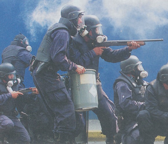 Полиция использует резиновые пули и слезоточивый газ