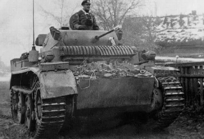 Первый в мире специализированный танк-разведчик «лухс»
