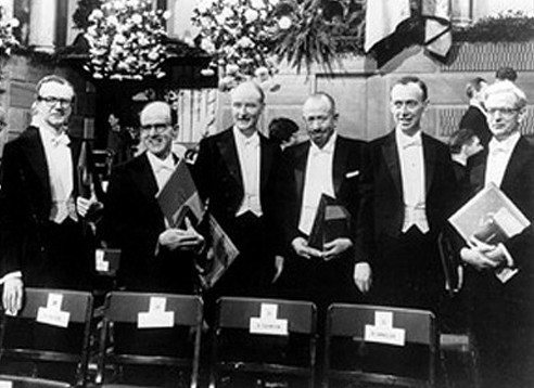 В 1962 году Крик и Уотсон разделили со своим коллегой Морисом Уилкинсом Нобелевскую премию за работу над ДНК