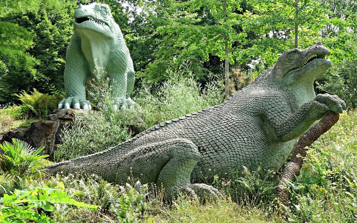 Скульптура динозавра, созданная Бенджамином Уотерхаусом Хокинсом