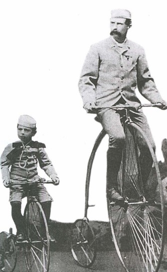Прогулка на «грошовых» велосипедах. 1880-е гг.