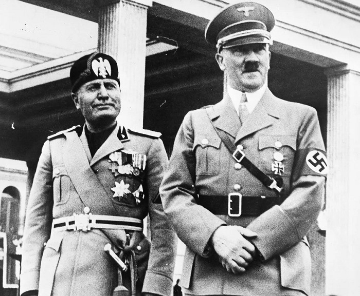 Два лидера фашистов, Бенито Муссолини и Адольф Гитлер, на параде в Мюнхене
