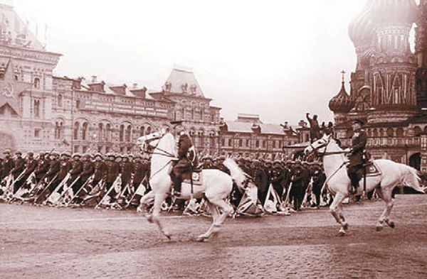 Парад Победы на Красной площади в Москве 25 июня 1945 г.