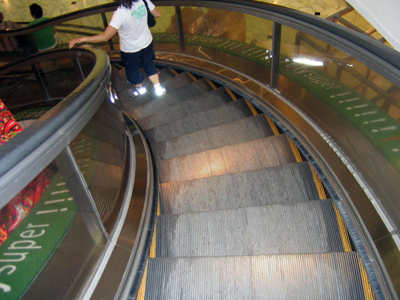 Спиралевидный эскалатор на Times Square в Гонконге
