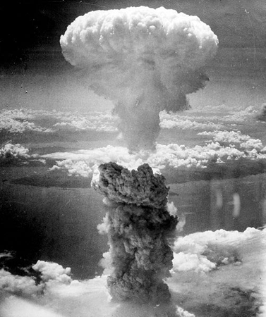 Взрыв атомной бомбы в Нагасаки