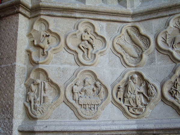 Знаки зодиака на фасаде кафедрального собора в Амьене